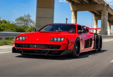 Ferrari Testarossa 6x6 acelerando em rodovia com seis rodas e visual exclusivo