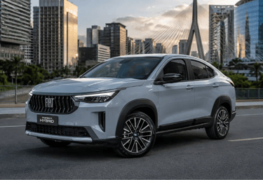 Fiat Fastback Impetus Híbrido 2026 cinza em avenida urbana com prédios ao fundo