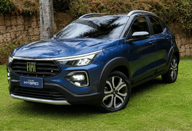 Fiat Pulse Audace Hybrid azul em vista frontal 3/4 com faróis acesos.