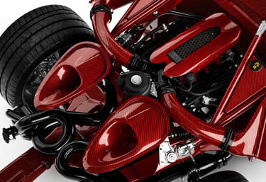 Detalhes em fibra de carbono vermelha no motor do hipercarro Tutto Rosso