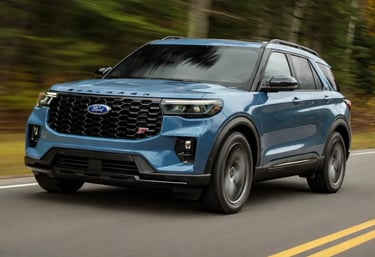 Ford Explorer 2026 ST azul em movimento na estrada com motor V6 de 400 HP e design esportivo