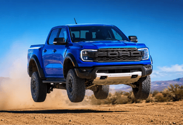 Ford Ranger Raptor azul metálica salta em trilha off-road no deserto