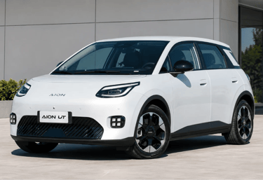 GAC Aion UT branco em showroom externo moderno