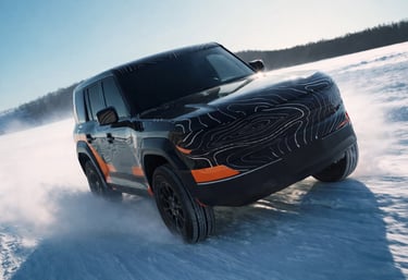 GAC T75 SUV off-road camuflado em movimento frontal na neve durante testes extremos
