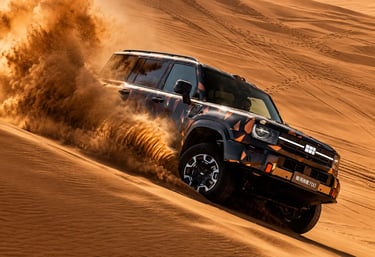Geely Cruiser 700 deslizando nas dunas com visual off-road robusto e nuvem de areia