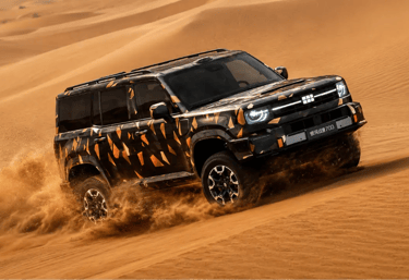Geely Cruiser 700 atravessando dunas no deserto com visual off-road e alta performance