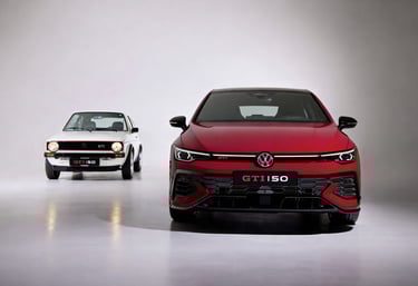 Golf GTI 2026 ao lado de modelo clássico da Volkswagen mostrando evolução do esportivo