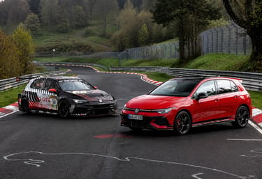 Golf GTI Edition 50 ao lado do carro de corrida em Nürburgring durante teste histórico