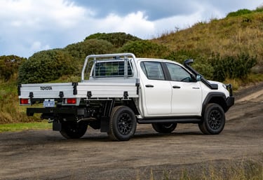 Toyota Hilux Super Duty 2026 em estrada de terra com caçamba reforçada
