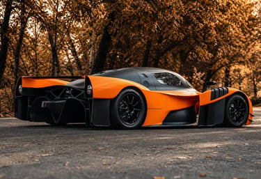 Hipercarro futurista laranja em estrada com cenário de outono e design agressivo