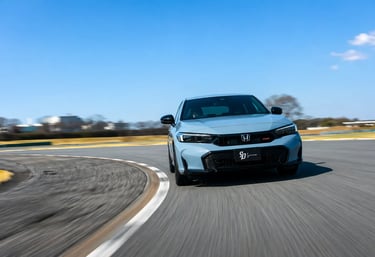 Honda Civic e:HEV RS 2027 em curva mostrando desempenho do sistema híbrido com S+ Shift