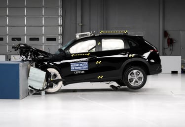 Honda HR-V durante teste de colisão frontal do IIHS em laboratório de segurança.