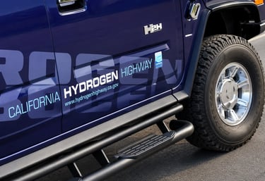 Hummer H2 com adesivo Hydrogen Highway destacando tecnologia movida a hidrogênio.