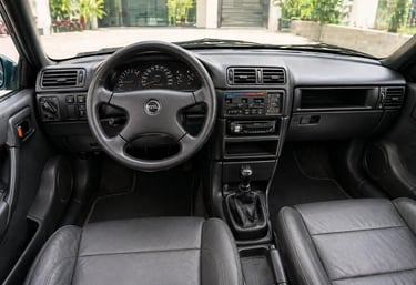 painel interno de carro esportivo clássico com câmbio manual e design dos anos 90