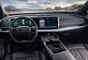 Interior do CAOA Changan UNI-T 2026 com painel digital, central multimídia ampla