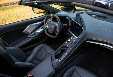Interior do Corvette 2026 conversível com acabamento premium e painel digital