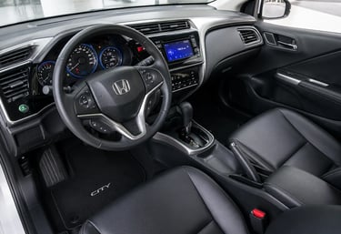 Interior do Honda City 2015 com painel, câmbio CVT e bancos de couro em destaque