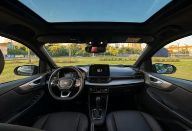 Interior do Fiat Pulse Hybrid com teto panorâmico, painel e central multimídia em destaque.