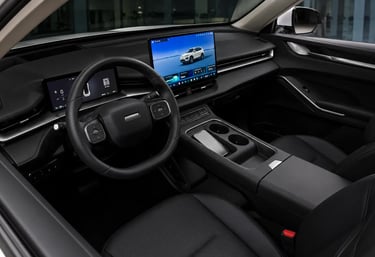 Interior do Haval H6 PHEV19 com painel digital e cabine moderna em acabamento preto