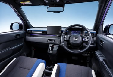 Interior do Honda Super-ONE com painel digital e acabamento moderno no Japão.