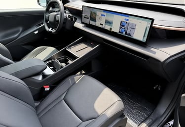 Interior do Hyundai Ioniq V com tela panorâmica e cabine tecnológica