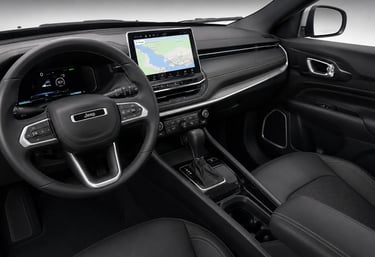 Interior do Jeep Compass com painel digital, multimídia e acabamento premium em preto.