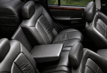 Interior do Jeep Grand Cherokee 5.9 Limited com bancos de couro premium