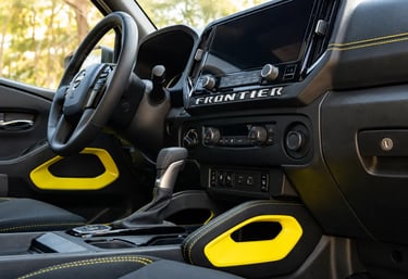 Interior da Nissan Frontier Sport Edition 2027 com acabamento esportivo amarelo