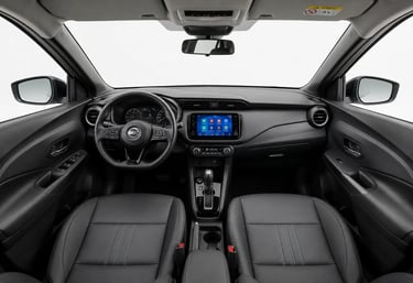 Interior do Nissan Kicks Advance com painel digital, central multimídia e bancos em couro