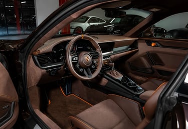 Interior marrom exclusivo do Porsche 911 GT3 RS com detalhes laranja personalizados