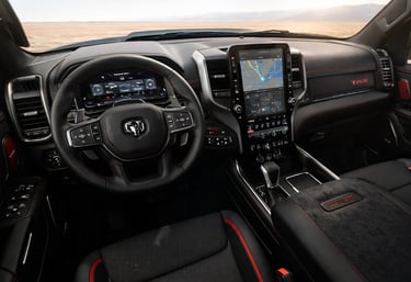 Interior da Ram TRX 777 cavalos com painel digital e multimídia premium