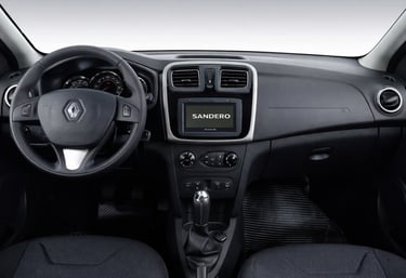 Interior do Renault Sandero Dynamique 2015 1.6 com painel central, volante e sistema multimídia