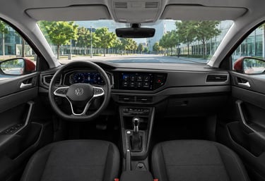 Interior do Volkswagen Polo com painel digital e central multimídia em destaque.