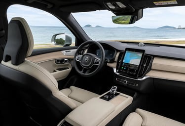 Interior do Volvo XC90 T8 Recharge destaca acabamento premium e central multimídia