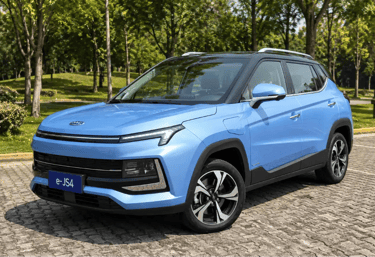 JAC E-JS4 azul estacionado em parque arborizado