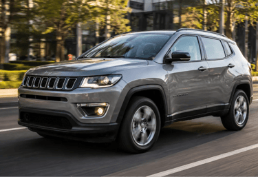 Jeep Compass 2017 cinza em movimento por uma via urbana