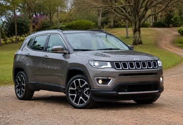 Jeep Compass cinza parado em estrada mostrando alta dos SUVs usados