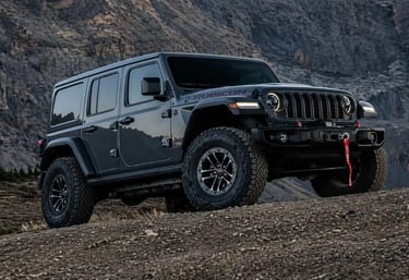 Jeep Rubicon em terreno rochoso com visual robusto e foco off road