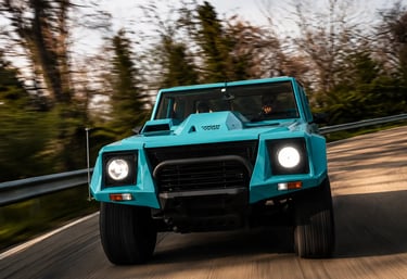 Lamborghini LM002 em alta velocidade durante teste em estrada sinuosa