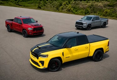 Três picapes Ram Rumble Bee esportivas alinhadas em pista aberta.