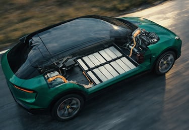 Lotus For Me híbrido com destaque para bateria elétrica e motor em movimento