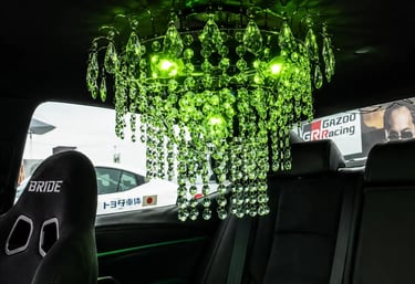 Lustre de cristal instalado no interior de Toyota Camry modificado no Japão
