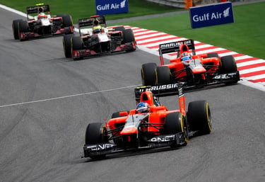 Carros da equipe Marussia disputam corrida durante temporada da Fórmula 1