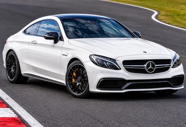 Mercedes-AMG C63 S Coupé branca em pista com visual esportivo e rodas pretas