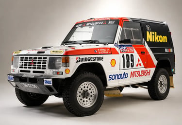 Mitsubishi Pajero de rali exibe visual clássico usado em competições off-road