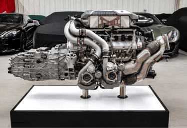 Motor W16 do Bugatti Chiron exposto em suporte de exibição para colecionadores