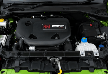 Motor Fiat TwinAir turbo de 2 cilindros instalado no cofre do Fiat 500