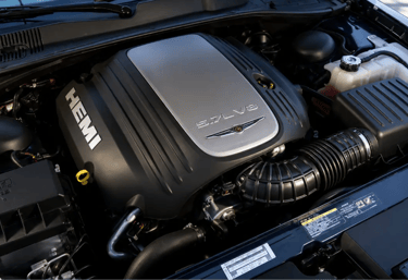 Motor V8 HEMI 5.7 litros em destaque no cofre do motor.