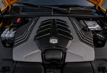 Motor V8 híbrido do novo Lamborghini Urus com acabamento esportivo premium