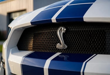 Emblema cobra Shelby na grade frontal do Ford Mustang com faixas esportivas azuis